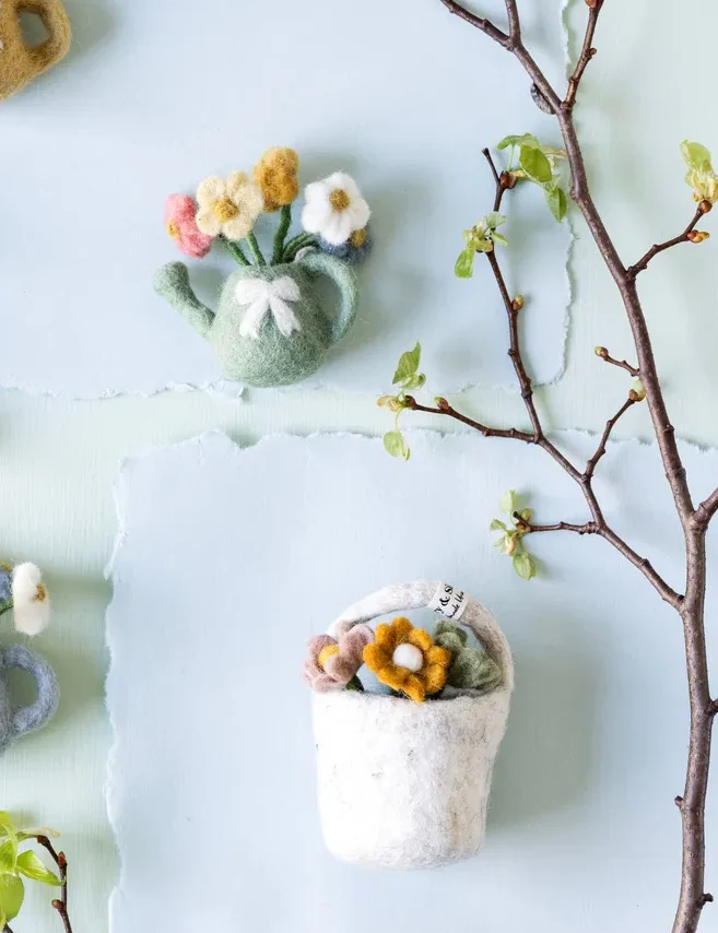 Filz-Hänger Gießkanne mit Blumen und – Bild 2