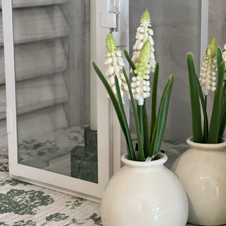 Muscari in Keramikvase, Kunstblumen