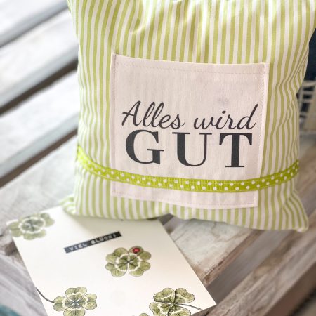 PILLOW TALK, Zierkissen „Alles wird gut“, grün gestreift