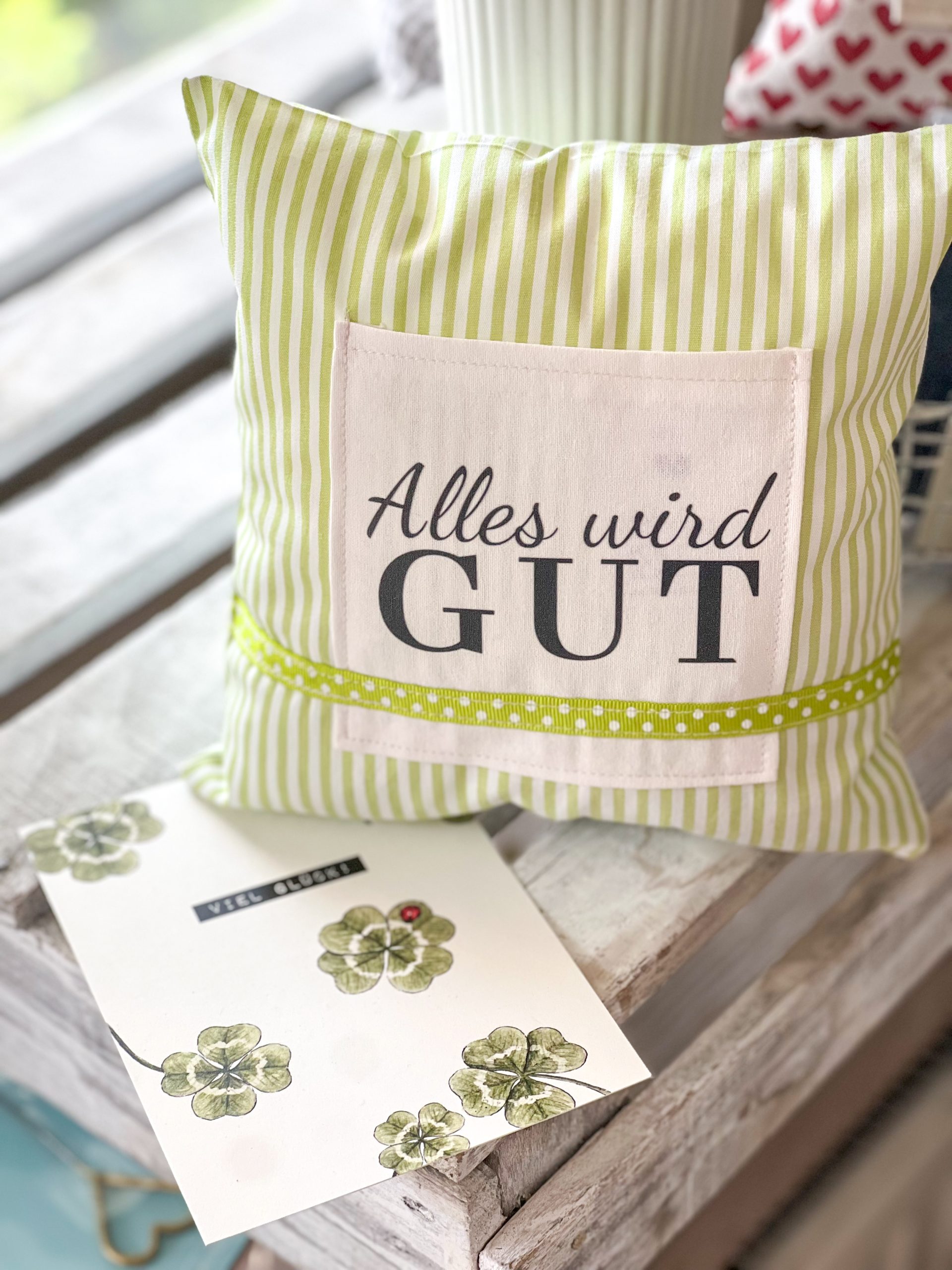 PILLOW TALK, Zierkissen „Alles wird gut“, grün gestreift