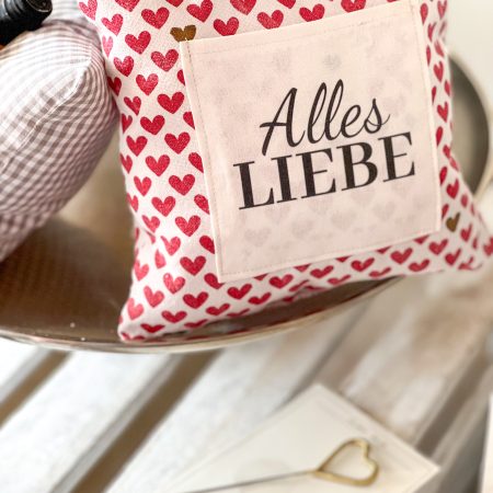 PILLOW TALK, Zierkissen „Alles Liebe“, weiß mit roten und wenige goldene Herzen