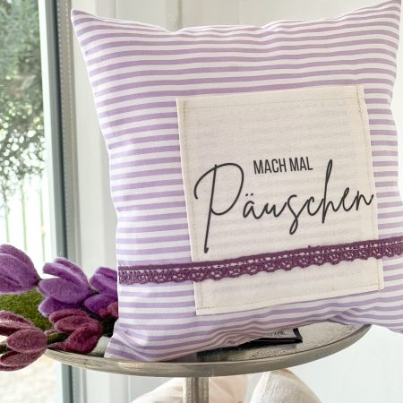 PILLOW TALK, Zierkissen „Mach mal Päuschen “ Flieder-weiß