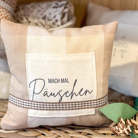 PILLOW TALK, Zierkissen „Mach mal Päuschen “ beige-großkariert